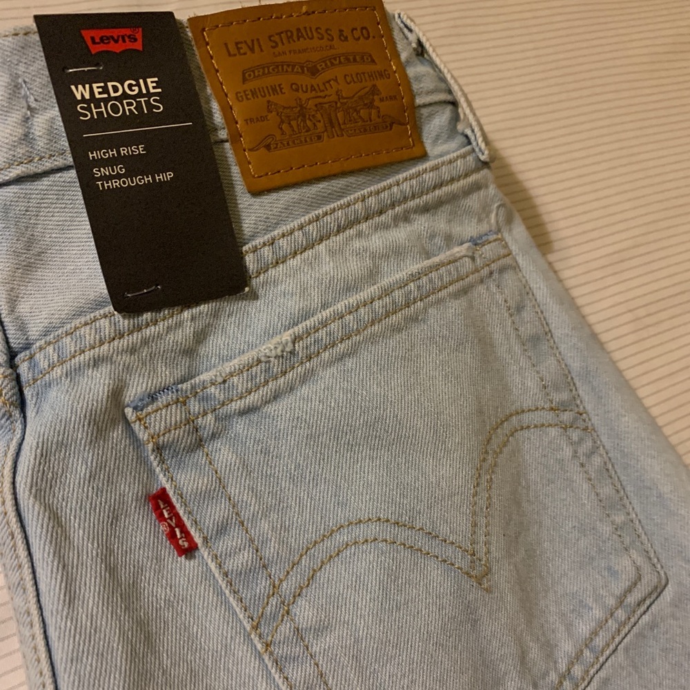 High Rise Levi’s Shorts//Size: 28